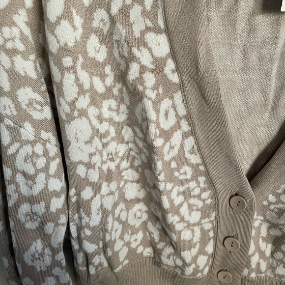 Express Animal Print Cardigan - Picture 2 of 3